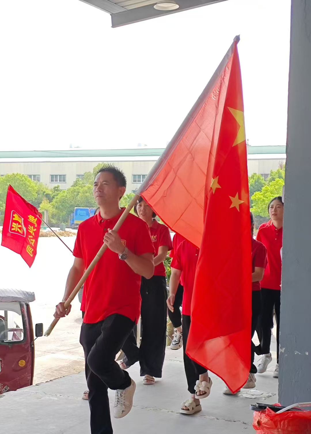 2025年9月3日虬興公司組織員工觀(guān)看閱兵直播，為祖國(guó)的繁榮昌盛感到自豪！